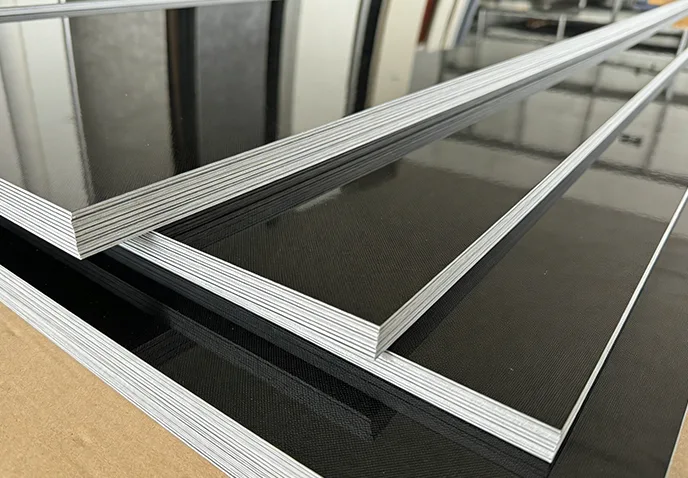 Τα χαρακτηριστικά του πάνελ τοίχου PET Mirror Carbon Crystal.